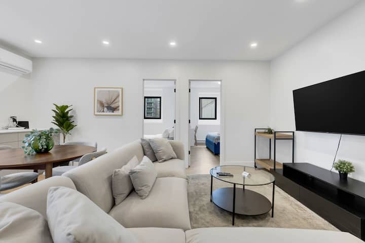 Spacious 3br W/ Large Terrace | Free Parking | Gri - Brossard