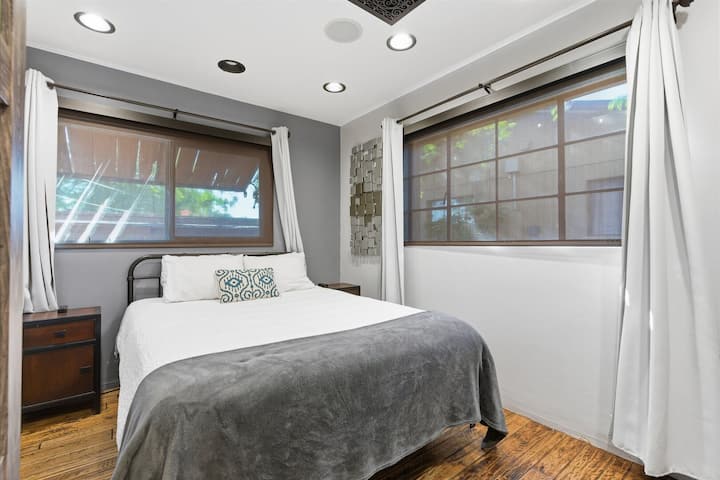 Chumba cha kulala cha 2 chenye kitanda aina ya Queen na kabati la nguo.