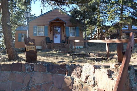 Conifer Cottage - steps to downtown!