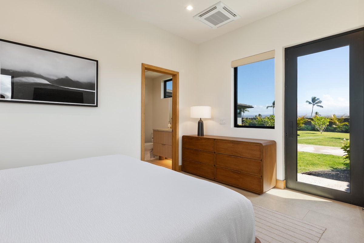 (Dormitorio #5) Despierta en tu sereno dormitorio con vistas al jardín y muebles contemporáneos que crean la escapada tropical perfecta.