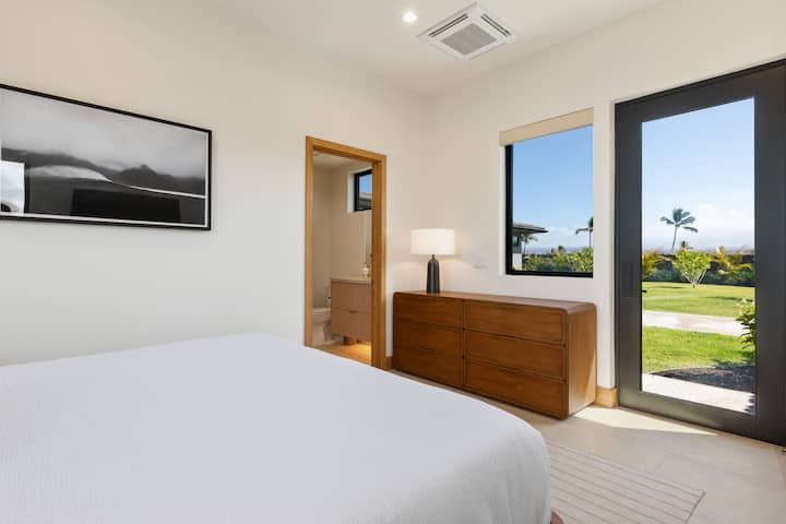 (Dormitorio #5) Despierta en tu sereno dormitorio con vistas al jardín y muebles contemporáneos que crean la escapada tropical perfecta.