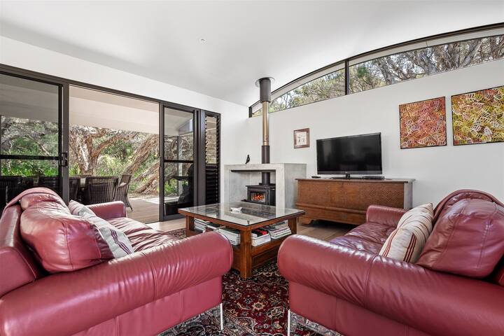 Bunker Bayhouse—Your Ideal Escape by the Beach gallery image 2