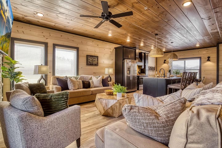 Firefly Lodge – Pool, Hot Tub, Theater & Resort - Sevierville, TN