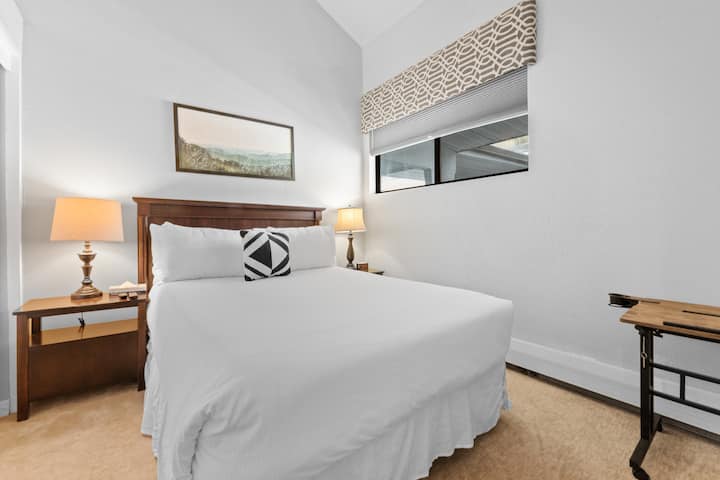 تتميز غرفة النوم الأولى بسرير بحجم ملكي وتلفزيون مثبت.