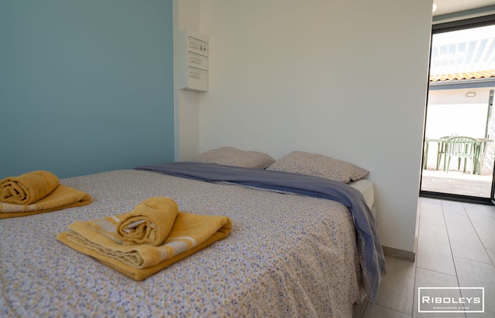 غرفة نوم بسرير مزدوج