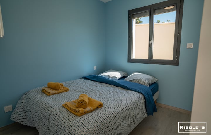 غرفة نوم بسرير مزدوج