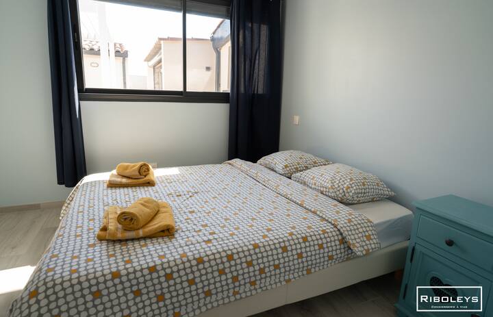 غرفة نوم بسرير مزدوج