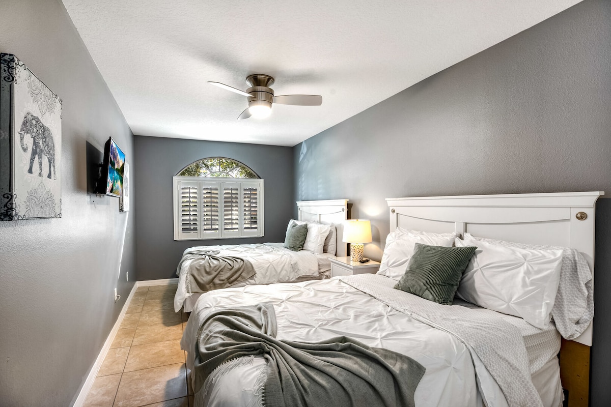 2 מיטות בגודל מלא, בקומת הקרקע