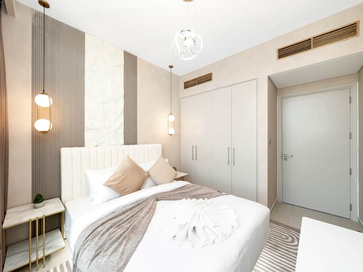 Dormitorio minimalista diseñado para la comodidad y la relajación.