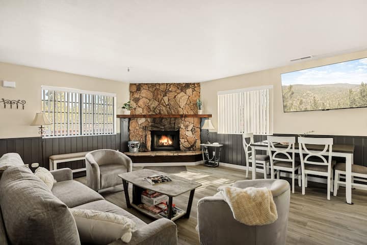 Mtn-view Condo Near Snow Summit W Fireplace & Deck - ビッグ・ベアー・レイク, CA
