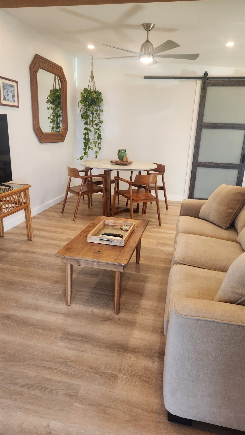 Kauč na razvlačenje i stol za blagovanje