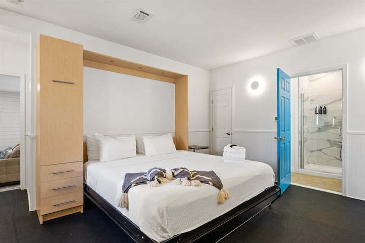 Dormitorio 1: cama tamaño queen y un baño privado compartido, perfecto para los suegros que prefieren estar cerca de los niños.