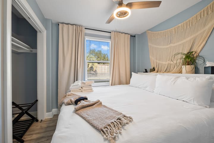 Dormitorio 3: cama tamaño king con baño privado completo, el tipo de habitación a la que te escapas después de que los niños se duermen.