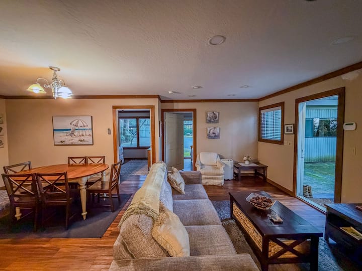 The Guest House At Seagate | Fireplace & Bbq Patio - Lighthouse Beach, OR