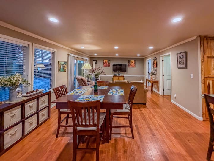 The Cottage At Seagate | Cozy Coos Bay Retreat - Coos Bay, OR