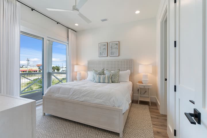 Spavaća soba sa velikim bračnim krevetom na drugom spratu