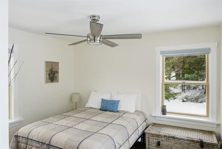 ห้องนอนขนาดควีนไซส์ด้านหลังตึกเป็นสถานที่พักผ่อนที่เงียบสงบพร้อมวิวสวนหลังบ้าน ห้องพักหลักที่ 2 แบบนี้มีพัดลมเพดานและมีเครื่องปรับอากาศใหม่ขนาดใหญ่ที่ทำให้เย็นสบาย เหมาะสำหรับคู่รักที่ต้องการความเป็นส่วนตัวในอะคาเดีย