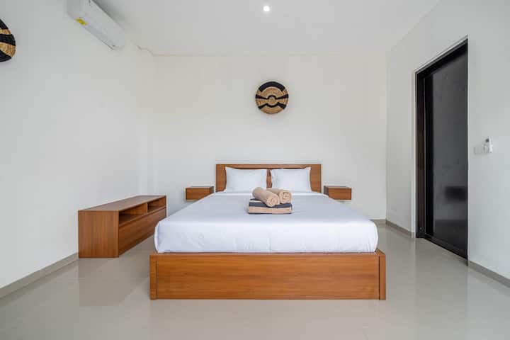 Svetlá stredne veľká súkromná izba s manželskou posteľou King