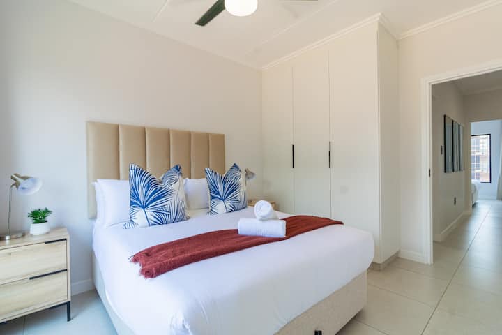 Segundo dormitorio soleado con armarios empotrados y acceso desde el pasillo principal.