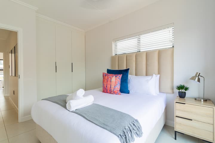 Segundo dormitorio soleado con armarios empotrados y acceso desde el pasillo principal”.