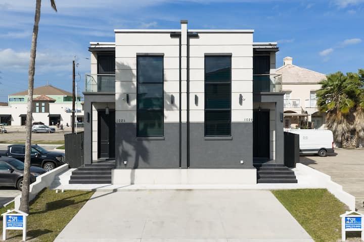 Modern Coastal Retreat 3 Min Walk To Beach - South Padre Island