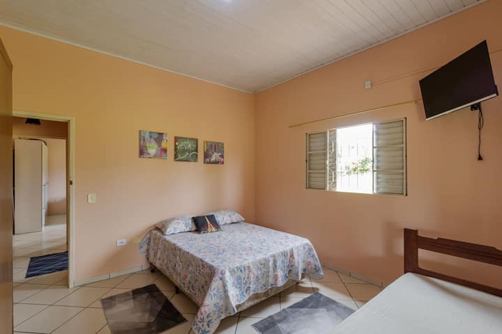 Soba s televizorom koja nudi veću udobnost i praktičnost