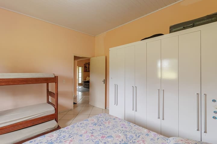 Soba s ormarom kako bi se olakšala organizacija boravka