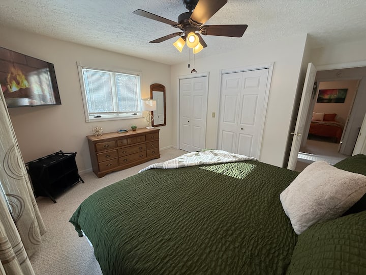 חדר שינה עם מיטת קינג סייז - שפע של מקום בארון