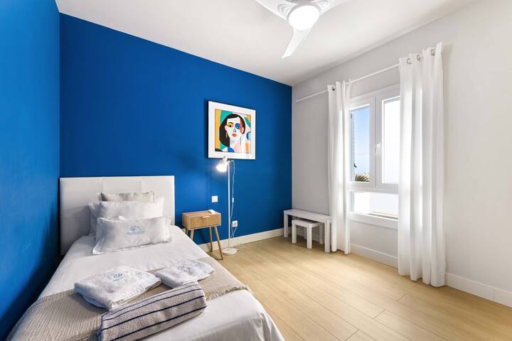️ Habitación individual luminosa con diseño atrevido y luz natural ✨.En Miranda al Mar, Costa Teguise, cada huésped disfruta de comodidad y estilo ☀️