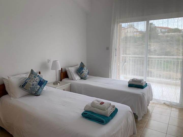 Спална соба со два одделни кревета