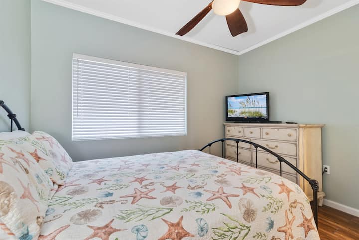 Სტუმრების კომფორტული საძინებელი, რომელიც მზადაა სტუმრების დასახვედრად თავისი მყუდრო გარემოთი და საკმარისი სათავსოთი.