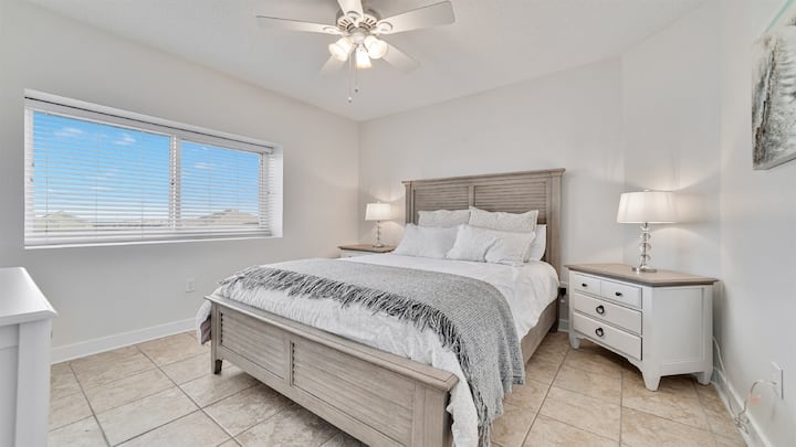 Experimenta la combinación perfecta de comodidad y estilo en este dormitorio Queen bien equipado, ideal para la relajación y el rejuvenecimiento.