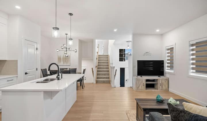 5br Family Home W Kids Play Den. Book Stampede! - Chestermere