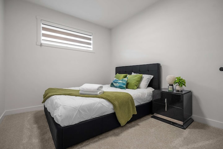 Suite au sous-sol avec un grand lit confortable