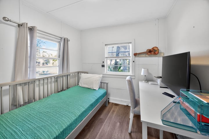 Terceiro quarto - sofá-cama, espaço de escritório