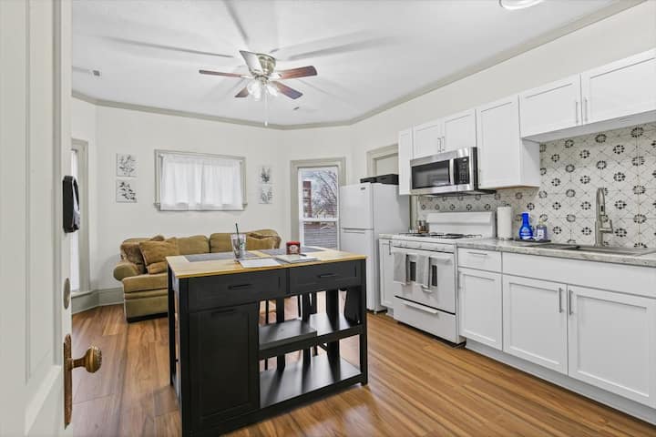 New! - One Bedroom Loft Near Downtown - 2w - Splash Park, Bloomington