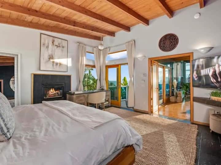 Тази просторна родителска спалня предлага перфектната комбинация от лукс и производителност, с бюро RH, луксозен плюшен матрак Stearns & Foster и спокоен фон, който кара всеки момент да изглежда като уединение