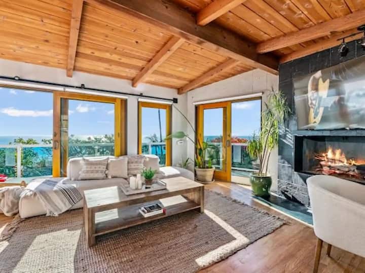 Спокойно настроение с румена зеленина, голяма розова бугенвилия и красиви гледки към океана. След дълъг ден на плажа включете уютната камина и се отпуснете