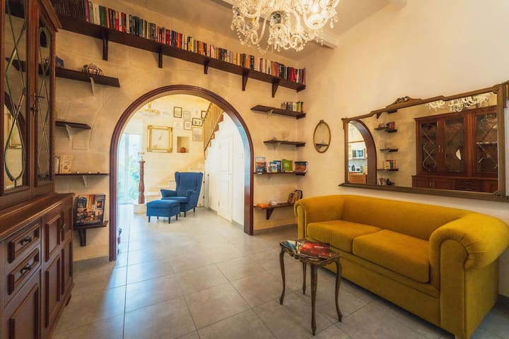 3br Townhouse With Private Rooftop In Bormla - Malte