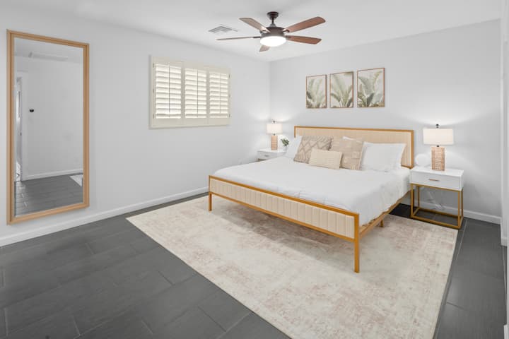 King bed, full-length mirror, huge closet, 2 luggage racks, hangers, attached bathroom