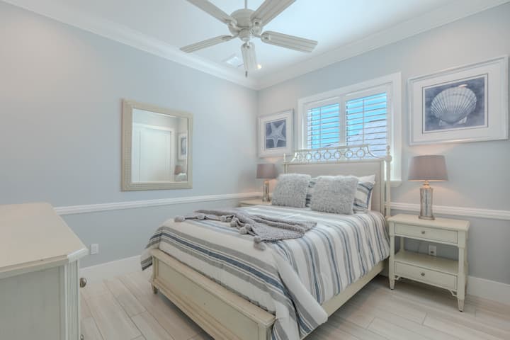 Priestranná druhá spálňa pre hostí s manželskou posteľou