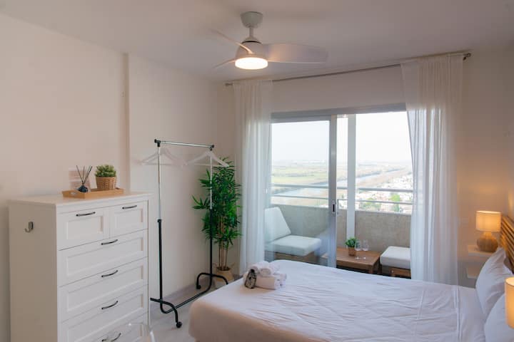 Studio W/ Balcony & Views, Steps To Beach - Ampuriabrava