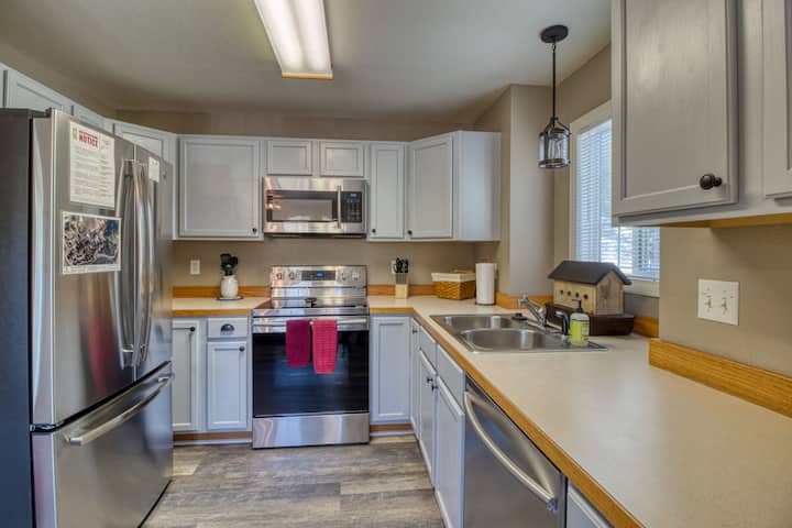 Relaxing 2br Apartment | Close To Downtown & Rmnp - Estes Park, CO