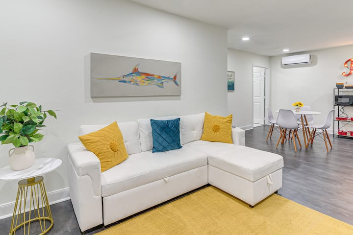 2 Mi To Beach: Couple's Retreat In Galveston - Galveston, TX