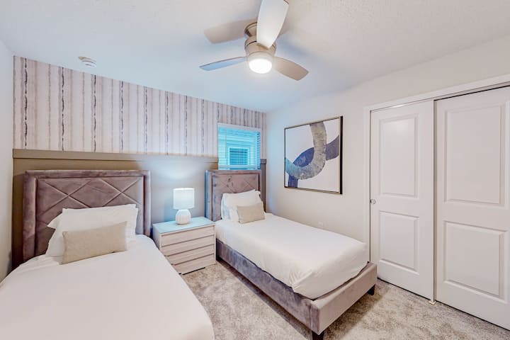 卧室# 6 - 2张单人床，带电视