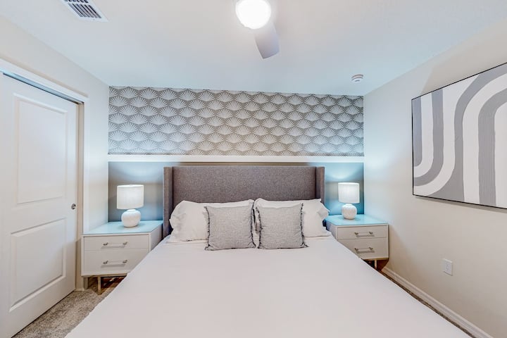 10号卧室，配备电视和独立套房