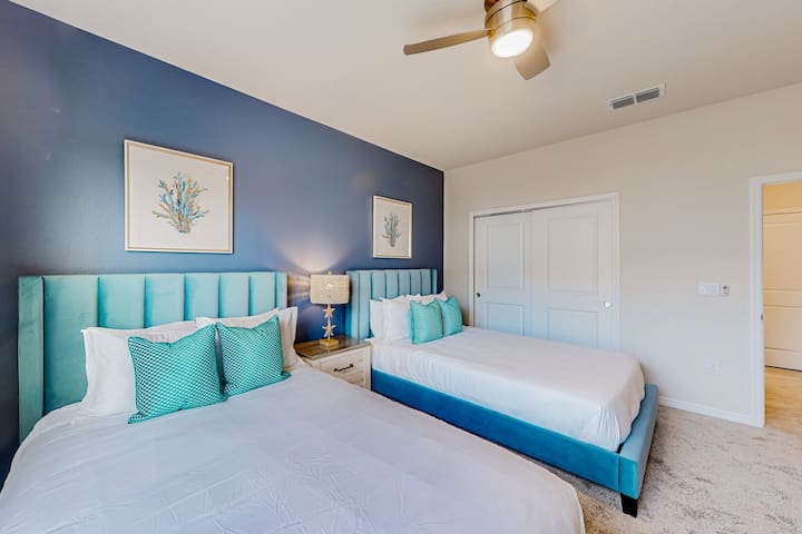 1号卧室-2张标准双人床，带电视