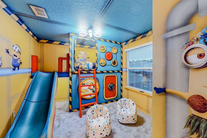 9号卧室-小黄人卧室，定制双床/双层床，带滑梯、电视、步入式衣橱和独立套房