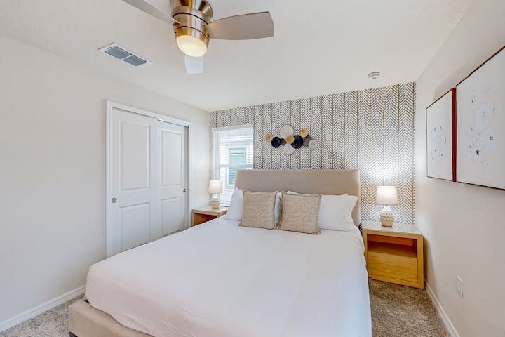 5号卧室-配备电视和独立套房的加大双人床