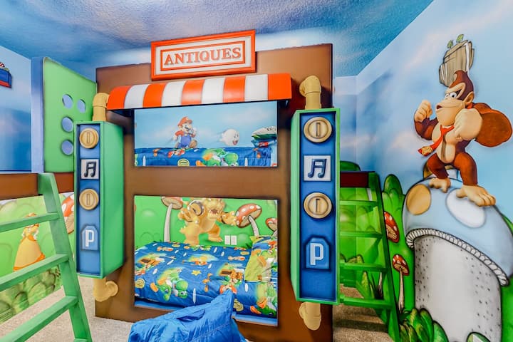 4号卧室-任天堂卧室-定制双床/双层床，带平台、管道滑梯、电视、步入式衣橱-连接Jack & Jill风格的卫生间